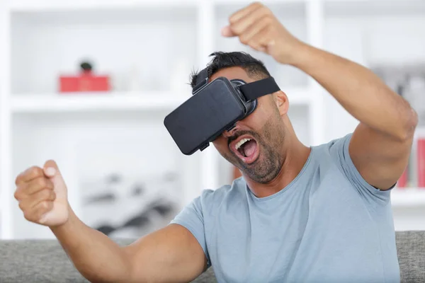 Šťastný Muž Zkoumání Virtuální Reality Headset Simulace — Stock fotografie