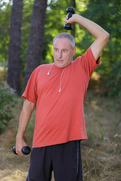 Erschöpfter Läufer Leert Wasserflasche Auf Dem Kopf — Stockfoto