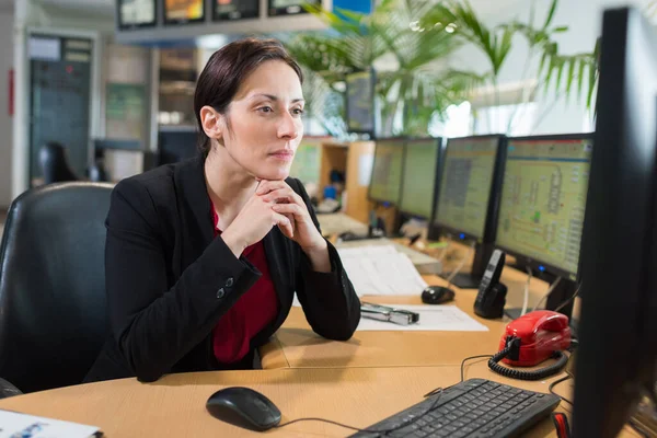 Kobieta Patrząc Ekran Komputera Centrum Kontroli — Zdjęcie stockowe