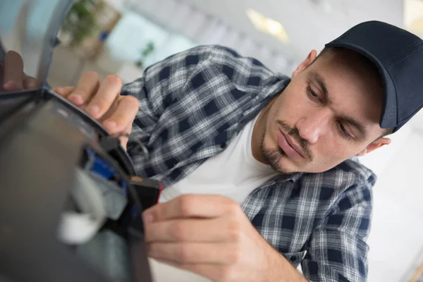 Männlicher Arbeiter Wechselt Tintenpatrone Auf Drucker — Stockfoto