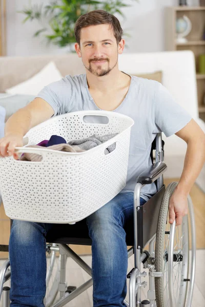 Uomo Disabile Sulla Sedia Rotelle Che Bucato — Foto Stock