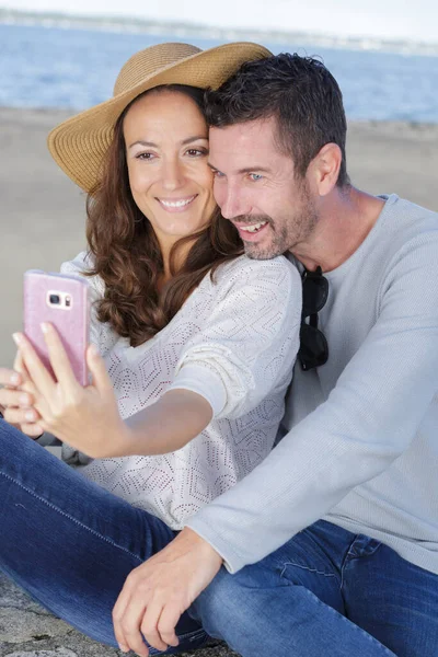 Casal Falando Uma Selfie Mar — Fotografia de Stock