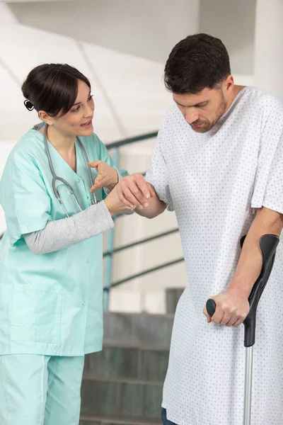 Жінка Медсестра Яка Допомагає Пацієнту Лікарняних Сходах — стокове фото
