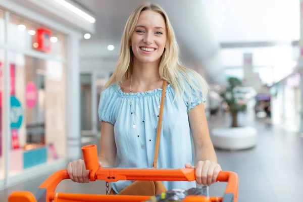 Kvinna Knuffar Shoppingvagn Genom Ett Köpcentrum — Stockfoto