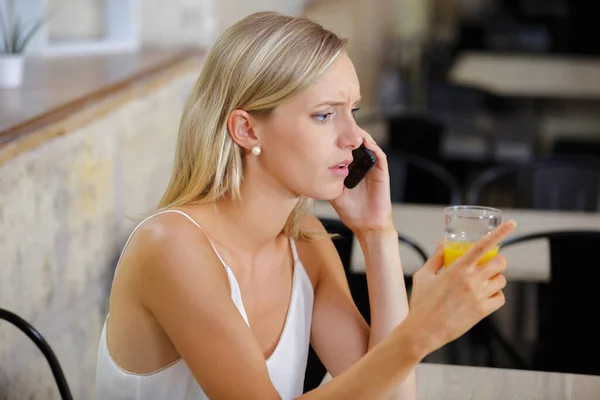 Hermosa Mujer Joven Usando Teléfono Cafetería —  Fotos de Stock