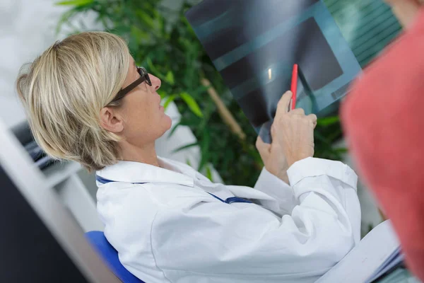 Médecin Expliquant Radiographie Patient Hôpital — Photo