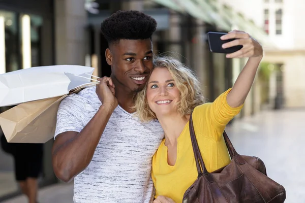 Aimer Couple Mixte Prenant Selfie Avec Smartphone Ensemble — Photo