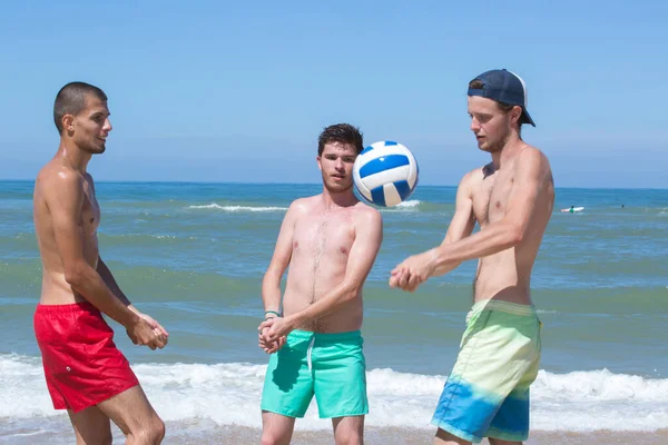 群的朋友在沙滩上打沙滩排球 — 图库照片