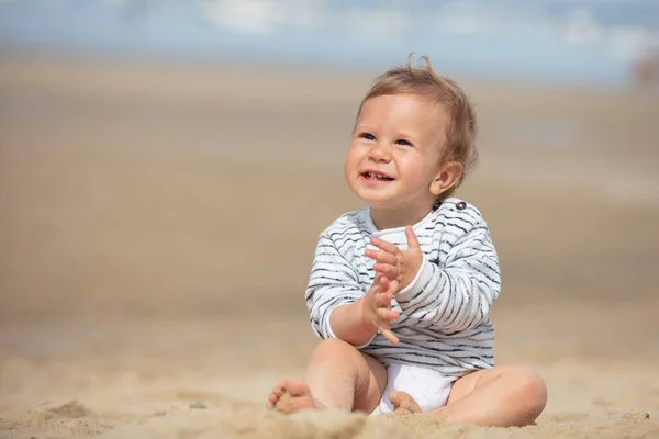 Дитина Сидить Пляжі Кричить — стокове фото