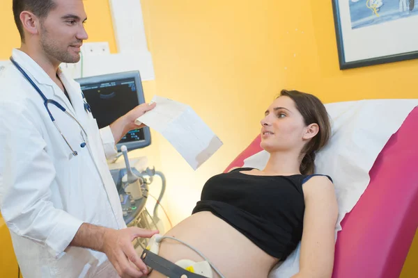 Arzt Mit Ultraschall Und Screening Magen Von Schwangeren — Stockfoto
