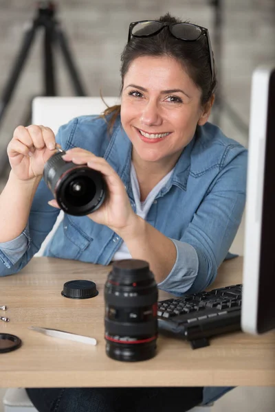 Vrouw Repareren Van Een Camera Lens — Stockfoto
