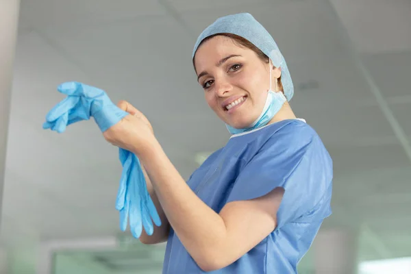Ευτυχισμένη Γυναίκα Γιατρός Φορώντας Προστατευτικά Γάντια — Φωτογραφία Αρχείου