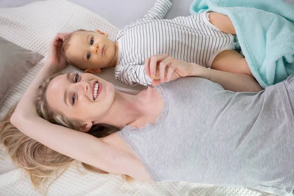 Anne Bebek Oynuyor Gülümsüyor — Stok fotoğraf