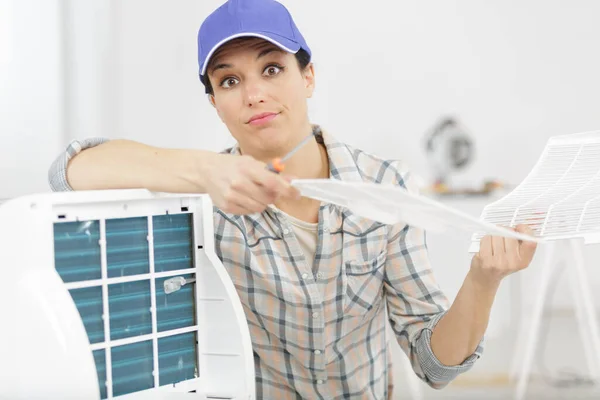 Vrouwelijke Werknemer Die Airconditioner Repareert — Stockfoto