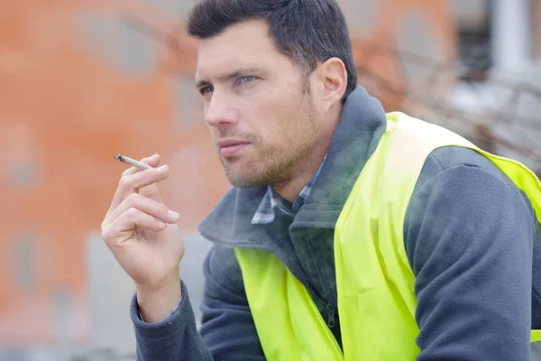 Trades Man Smoking Cigarette — Stock Photo, Image