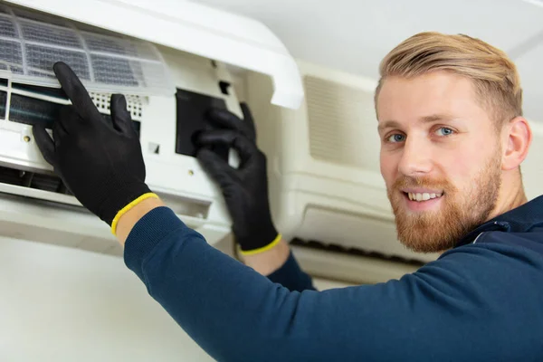 Gelukkig Mannelijke Technicus Air Conditioner Reparatie — Stockfoto