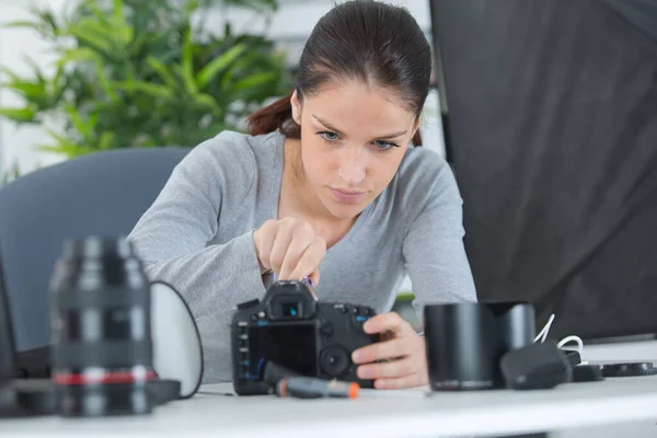 Egy Női Technikus Tisztító Kamerák — Stock Fotó