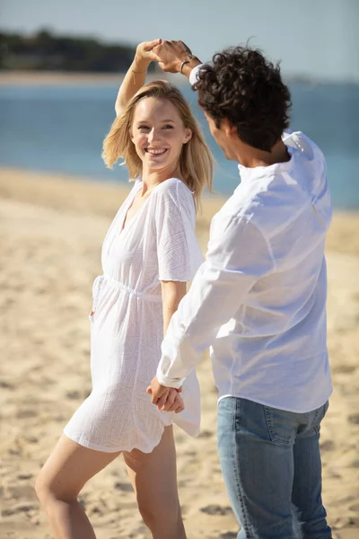 在海滩上跳舞的年轻夫妇 — 图库照片