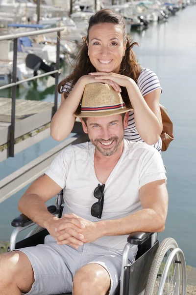 屋外での幸せな障害のある若いカップル — ストック写真