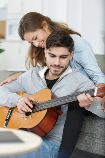 Casal Apaixonado Tocando Guitarra Acústica Casa — Fotografia de Stock