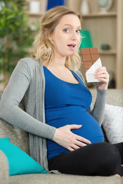Όμορφη Νεαρή Έγκυος Γυναίκα Τρώει Σοκολάτα — Φωτογραφία Αρχείου