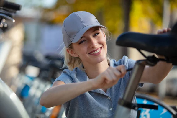 Risoluzione Dei Problemi Delle Donne Durante Rotazione Della Bici — Foto Stock