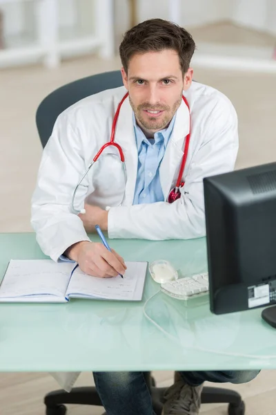 Medico Che Lavora Alla Sua Scrivania Con Stetoscopio — Foto Stock