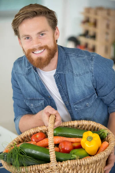 Ευτυχισμένος Άνθρωπος Στέκεται Ένα Καλάθι Γεμάτο Λαχανικά — Φωτογραφία Αρχείου