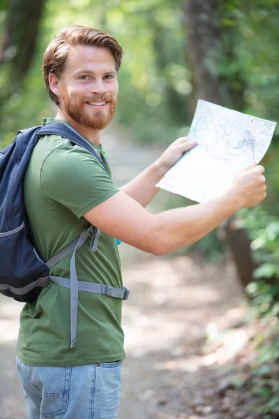 Sırt Çantalı Haritalı Bir Adam Vahşi Doğada Yol Tarifi Arıyor — Stok fotoğraf