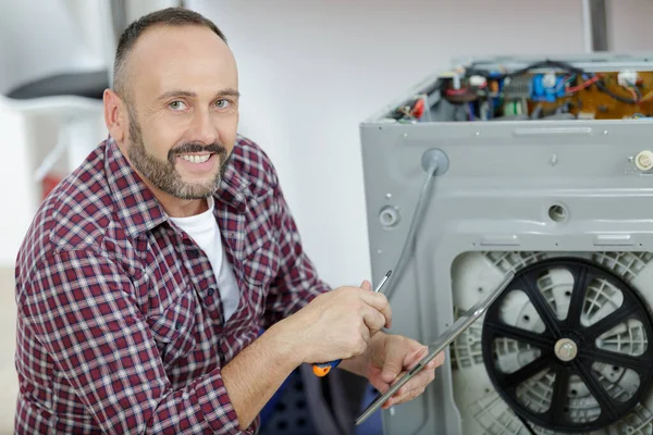 Arbeiter Repariert Waschmaschine Wäscherei — Stockfoto