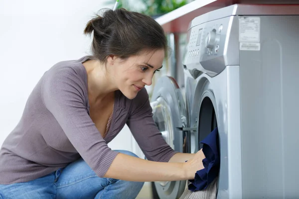 漂亮的女人在装洗衣机 — 图库照片