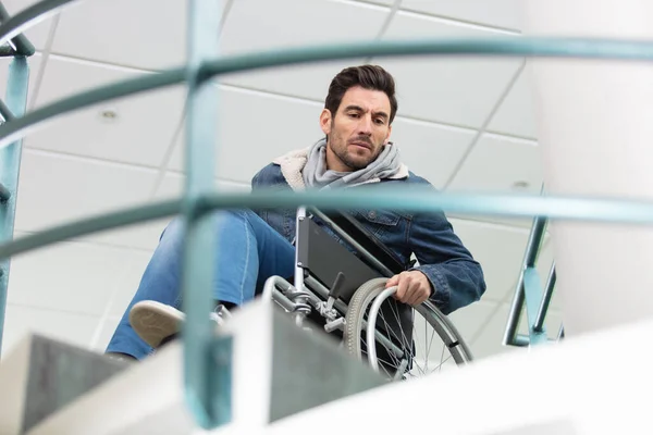 Deficiente Homem Cadeira Rodas Frente Passos — Fotografia de Stock