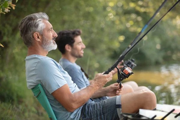 Dois Amigos Masculinos Estão Pescando Juntos — Fotografia de Stock