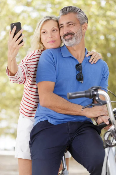 Casal Feliz Tomando Selfie Por Smartphone Parque Verão — Fotografia de Stock