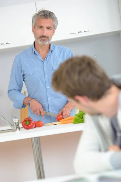 Hombre Está Cortando Tomates —  Fotos de Stock