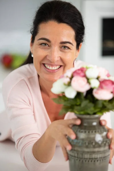 Mogen Kvinna Som Håller Vas Med Blommor — Stockfoto