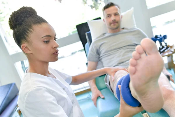 Ärztin Physiotherapeutin Praktiziert Massage Ihrem Bein Männlichen Patienten — Stockfoto