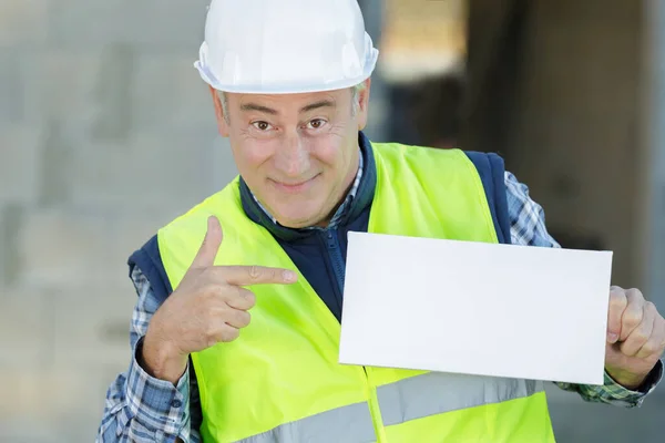 Ältere Männliche Bauarbeiter Zeigen Ein Leeres Zeichen — Stockfoto