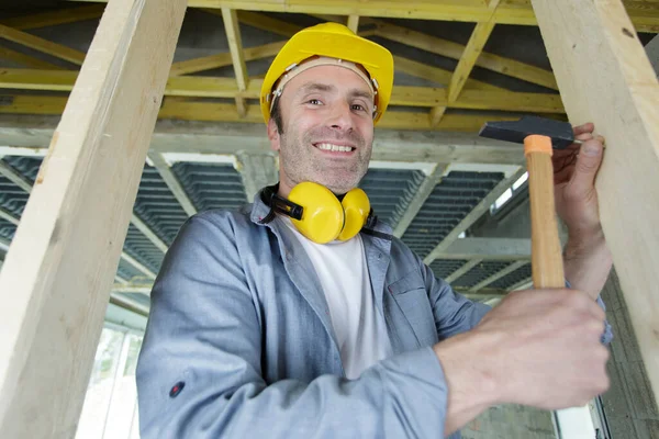 Homem Feliz Construtor Martelo Estrutura Madeira Dentro Casa — Fotografia de Stock