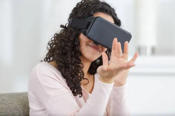 Gelukkig Jong Vrouw Met Behulp Van Een Virtual Reality Headset — Stockfoto