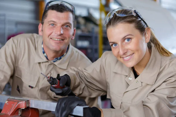 Lycklig Man Och Kvinna Fabriken — Stockfoto