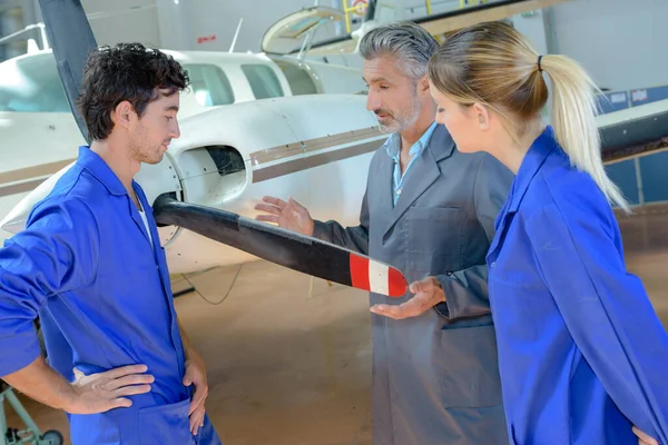 Havacılık Öğrencileri Küçük Uçakların Pervanelerine Bakıyor — Stok fotoğraf