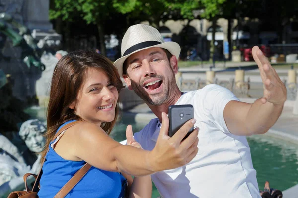 Çeşme Arka Planında Çift Selfie — Stok fotoğraf
