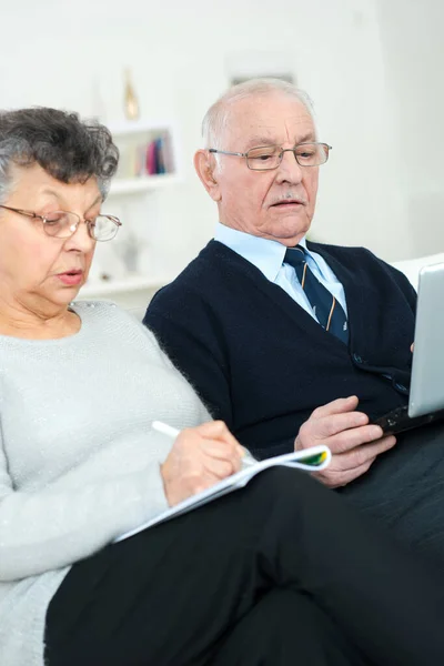 Senior Para Kanapie Czytanie Dokumentów Urzędowych — Zdjęcie stockowe