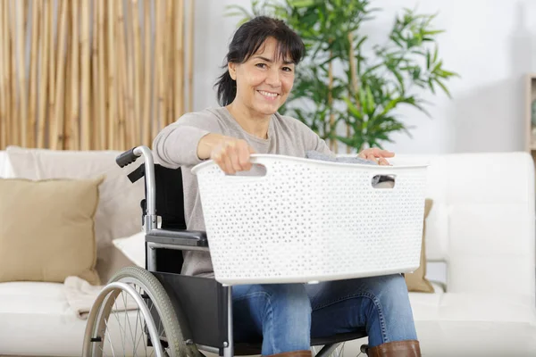 女性は車椅子で洗濯をし — ストック写真
