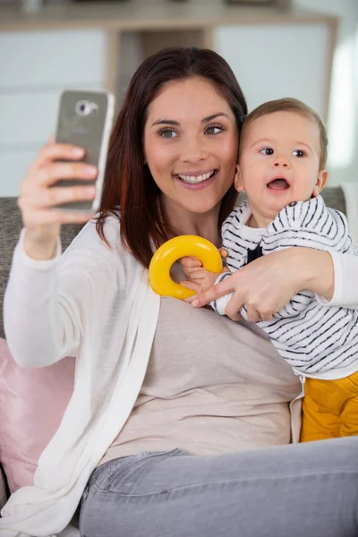 Mujer Con Bebé Haciendo Una Selfie —  Fotos de Stock