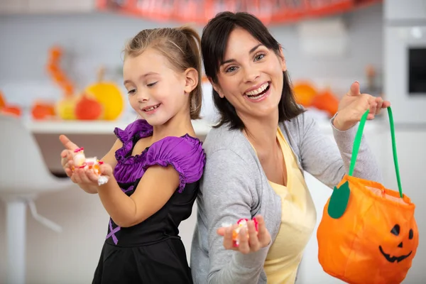 Madre Hija Sosteniendo Dulces Halloween —  Fotos de Stock