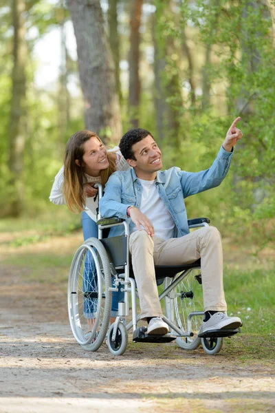 Fidanzata Passeggiando Con Fidanzato Disabile — Foto Stock