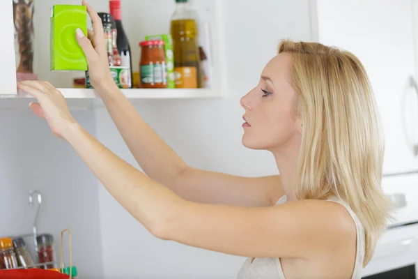 Eine Frau Räumt Der Küche Auf — Stockfoto