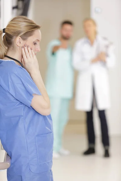 Gravid Kvinna Med Sjukhus Suddig Bakgrund — Stockfoto